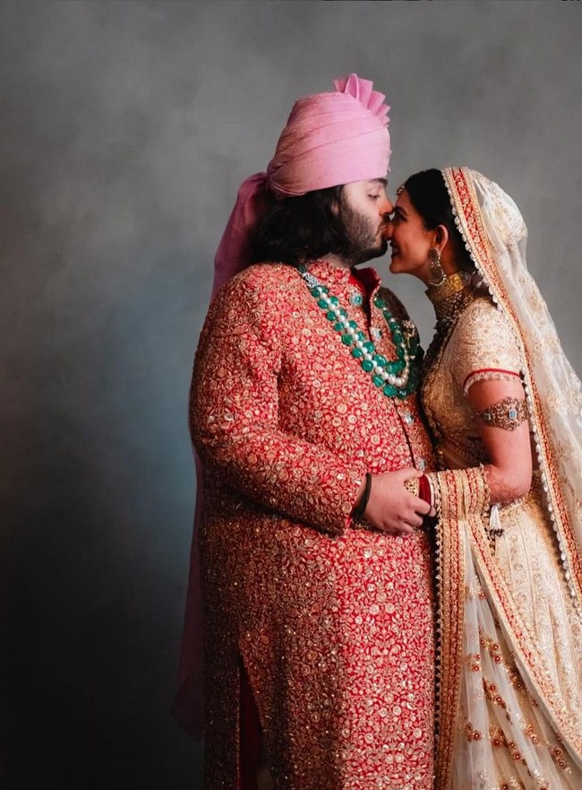 Untuk seremonial utama, Radhika Merchant mengenakan busana tradisional karya desainer Abu Jani Sandeep Khosla. Sementara Anant Ambani mengenakan sherwani dari koleksi Sabyasachi. Foto: Instagram/@shaleenanathani @storiesbyjosephradhik