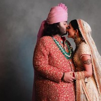 Untuk seremonial utama, Radhika Merchant mengenakan busana tradisional karya desainer Abu Jani Sandeep Khosla. Sementara Anant Ambani mengenakan sherwani dari koleksi Sabyasachi. Foto: Instagram/@shaleenanathani @storiesbyjosephradhik