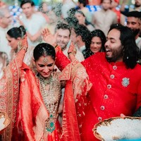 Berlanjut ke prosesi Vidaai, ritual pelepasan keluarga mempelai wanita melepas putrinya untuk tinggal bersama sang suami, Radhika mengenakan busana karya Manish Malhotra. Foto: Instagram/@shaleenanathani @storiesbyjosephradhik