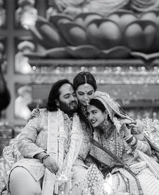 Putra bungsu miliarder Mukesh Ambani, Anant Ambani, resmi menikah dengan Radhika Merchan di Mumbai, India. Pernikahan digelar dengan rangkaian acara yang panjang. Foto: Instagram/@shaleenanathani @storiesbyjosephradhik