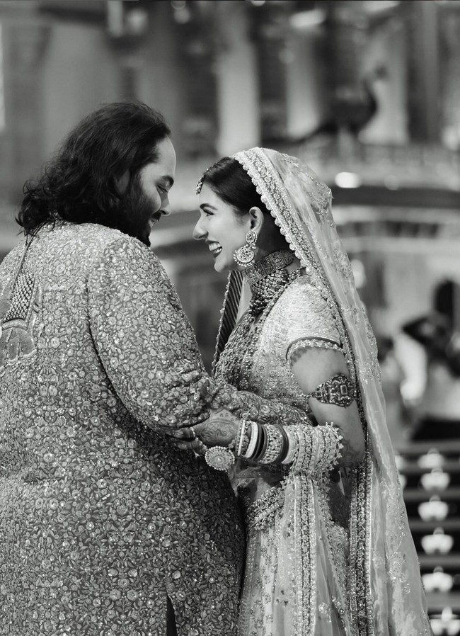 Digelar selama tiga hari dengan mendatangkan sejumlah pesohor dunia, pernikahan termegah tahun ini dilaporkan menghabiskan biaya hingga Rp 9,7 triliun. Foto: Instagram/@shaleenanathani @storiesbyjosephradhik