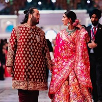 Di malam pertama setelah resmi menjadi suami-istri, Radhika dan Anant tampil megah dalam balutan busana bernuansa merah dan fuschia. Anant berbalut busana dari Manish Malhotra, sementara Radhika memilih rancangan Abu Jani Sandeep Khosla. Foto: Instagram/@shaleenanathani @storiesbyjosephradhik