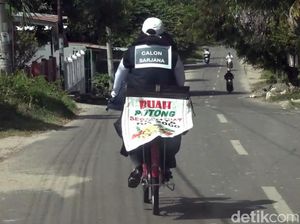 Kisah Ardia Mahasiswi di Majene Bersepeda Jualan Buah demi Biaya Kuliah
