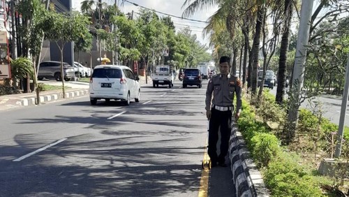 Aparat kepolisian memeriksa TKP seusai lakalantas yang menyebabkan WN Vietnam tewas. (Dok. Polresta Denpasar)