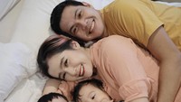Kini keduanya dikarunai dua anak yang diberi nama Anara Langit Adria Respati dan Awan Biru Araya. Foto: Instagram @ardinarasti6