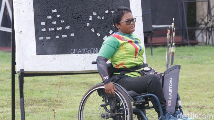 Atlet para panahan DIY, Teodora Audi saat sesi latihan jelang Paralimpiade Paris 2024.