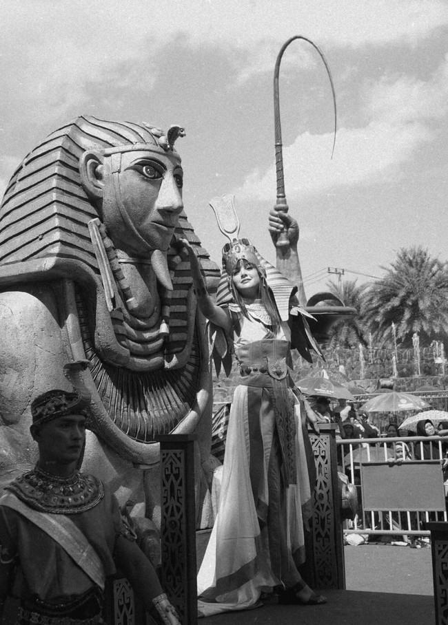 Aurelie tampak diarak berkeliling mengikuti parade tersebut. Ia tampak berdiri di depan duplikat patung khas Mesir, Sphinx. Foto: Instagram/@aurelie/@rezonda.jpg