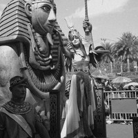 Aurelie tampak diarak berkeliling mengikuti parade tersebut. Ia tampak berdiri di depan duplikat patung khas Mesir, Sphinx. Foto: Instagram/@aurelie/@rezonda.jpg