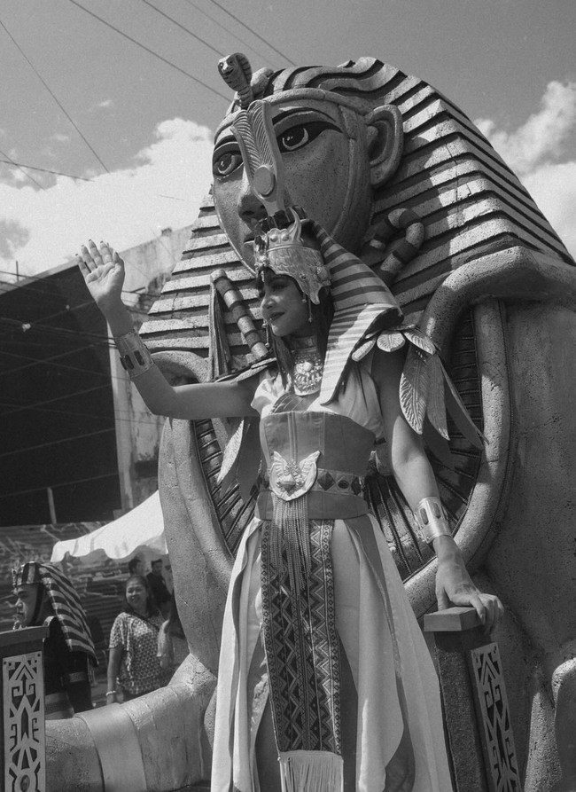 Sambil ditonton oleh para warga di Blitar, Aurelie tampak tersenyum sambil melambaikan tangannya. Pesona Aurelie pun mampu bikin terpana. Foto: Instagram/@aurelie/@rezonda.jpg