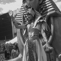 Sambil ditonton oleh para warga di Blitar, Aurelie tampak tersenyum sambil melambaikan tangannya. Pesona Aurelie pun mampu bikin terpana. Foto: Instagram/@aurelie/@rezonda.jpg