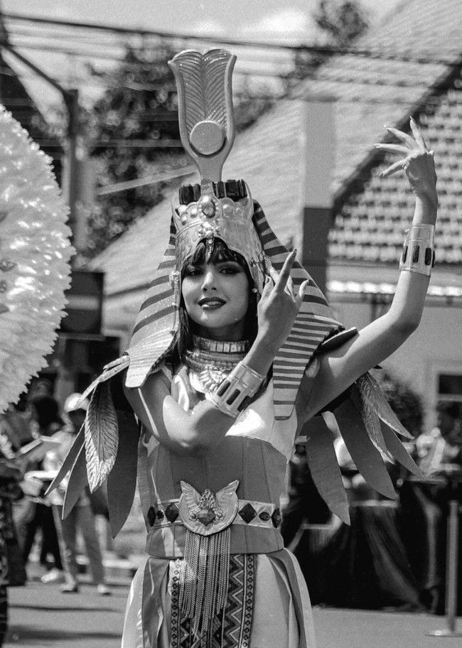 Mengenakan poni depan dan rambut panjang yang dibiarkan terurai, penampilan Aurelie disebut mirip Lisa Blackpink hingga Dakota Johnson. Mirip dakota johnson, lana del rey, lenka. Cuantikk poulll, komentar netizen. mirip lisa black pink, tambah netizen lain. Foto: Instagram/@aurelie/@rezonda.jpg