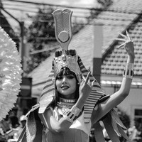 Mengenakan poni depan dan rambut panjang yang dibiarkan terurai, penampilan Aurelie disebut mirip Lisa Blackpink hingga Dakota Johnson. Mirip dakota johnson, lana del rey, lenka. Cuantikk poulll, komentar netizen. mirip lisa black pink, tambah netizen lain. Foto: Instagram/@aurelie/@rezonda.jpg