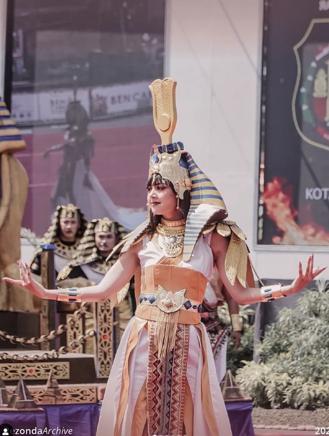 Akun Instagram milik fotografernya, Keanu Rezonda pun merilis potret Aurelie versi berwarna. Bak ratu, wanita 30 tahun itu tampil cantik menawan. Foto: Instagram/@aurelie/@rezonda.jpg