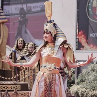 Akun Instagram milik fotografernya, Keanu Rezonda pun merilis potret Aurelie versi berwarna. Bak ratu, wanita 30 tahun itu tampil cantik menawan. Foto: Instagram/@aurelie/@rezonda.jpg