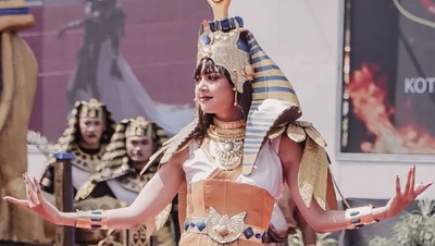 8 Pesona Aurelie Moeremans Cosplay Jadi Cleopatra di Blitar, Cantik Bak Ratu