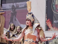8 Pesona Aurelie Moeremans Cosplay Jadi Cleopatra di Blitar, Cantik Bak Ratu