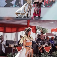 Melengkapi penampilannya Aurelie juga mengenakan makeup bold. Dengan lipstik berwarna gelap, penampilan Aurelie terlihat lebih intens dan dramatis. Foto: Instagram/@aurelie/@rezonda.jpg