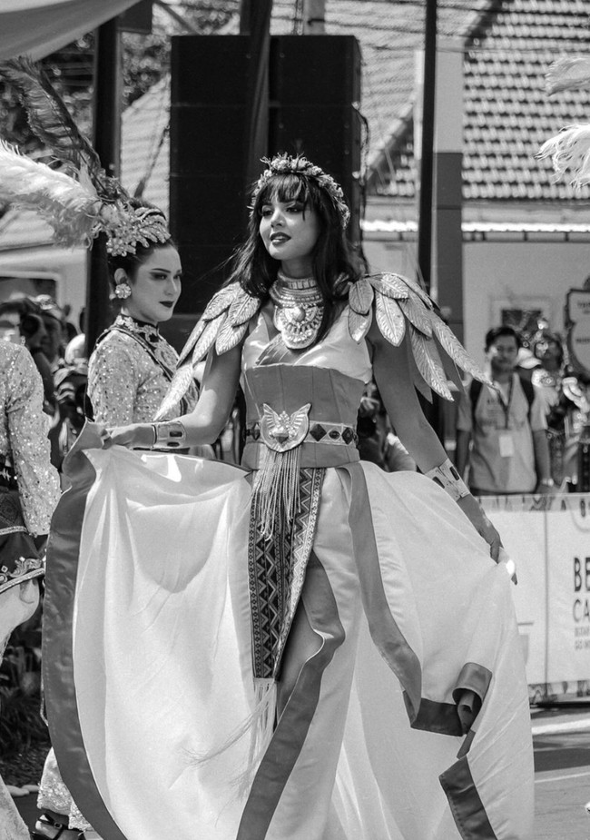 Penampilan Aurelie Moeremans di acara Blitar Ethnic National Carnival 2024 berhasil mencuri atensi. Tampil totalitas, wanita cantik keturunan Belgia itu cosplay menjadi ratu Mesir Cleopatra. Foto: Instagram/@aurelie/@rezonda.jpg