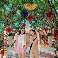 Melalui akun Instaagram pribadinya Ayu tampak memamerkan foto-foto keseruannya selama berada di Las Vegas. Berpose bersama sang anak, Ayu dan Bilqis tampil kompak. Foto: Instagram/@ayutingting92