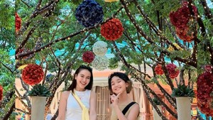 Pakai rok mini, Ayu Ting Ting jadi kelihatan seperti remaja. Foto: Instagram/@ayutingting92