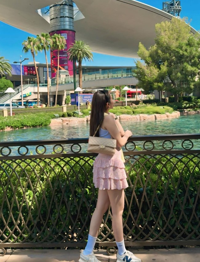 Penampilannya itu juga dilengkapi dengan kaos kaki sebetis dan sepasang sepatu berwarna krem. Kek abg beut sihhh nangis cakep bgt~ komentar salah seorang netizen. Foto: Instagram/@ayutingting92