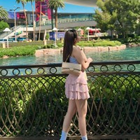 Penampilannya itu juga dilengkapi dengan kaos kaki sebetis dan sepasang sepatu berwarna krem. Kek abg beut sihhh nangis cakep bgt~ komentar salah seorang netizen. Foto: Instagram/@ayutingting92