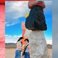 Selain ke Las Vegas, Ayu dan Bilqis juga terlihat mengunjungi Seven Magic Mountains di Los Angeles, Amerika Serikat. Terlihat keduanya begitu menikmati liburan mereka. Foto: Instagram/@ayutingting92