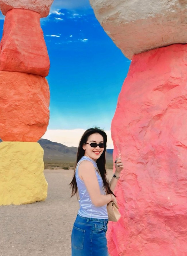 Gaya Ayu Ting Ting yang terlihat simpel namun tetap stylish bak ABG itu kerap bikin terpana. Ditambah dengan kaca mata hitam, gayanya memang menawan. Foto: Instagram/@ayutingting92