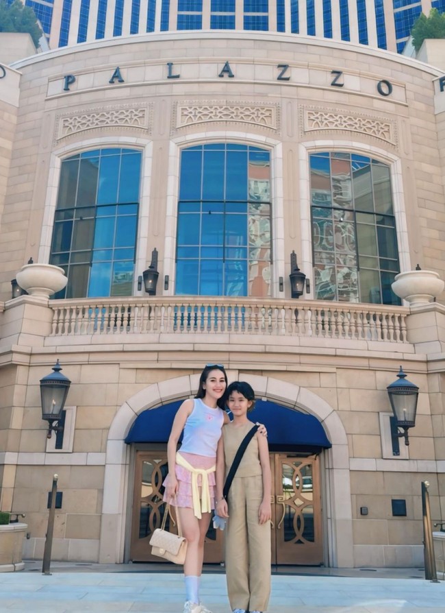 Pedangdut Ayu Ting Ting tampaknya sedang menikmati liburannya dengan sang anak, Bilqis, usai gagal menikah dengan tunangannya, Muhammad Fardhana. Kali ini wanita 32 tahun itu memilih berkunjung ke Amerika Serikat. Foto: Instagram/@ayutingting92