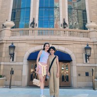 Pedangdut Ayu Ting Ting tampaknya sedang menikmati liburannya dengan sang anak, Bilqis, usai gagal menikah dengan tunangannya, Muhammad Fardhana. Kali ini wanita 32 tahun itu memilih berkunjung ke Amerika Serikat. Foto: Instagram/@ayutingting92