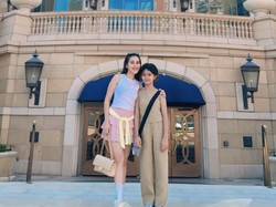 8 Gaya Ayu Ting Ting Liburan ke Amerika Curi Atensi, Bak ABG Pakai Rok Mini