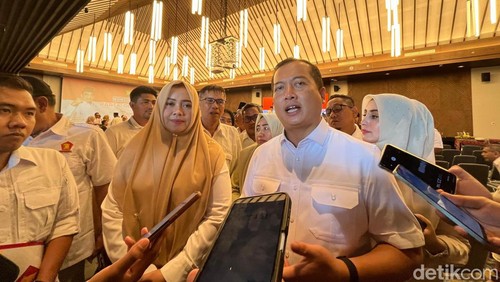 Bakal cagub-cawagub NTB, Lalu Muhamad Iqbal-Indah Dhamayanti Putri (Iqbal-Dinda), saat ditemui seusai menerima rekomendasi Partai Gerindra di Pullman Hotel Mandalika, Lombok Tengah, Rabu (17/7/2024). (Lalu Helmy Akbar/detikBali)