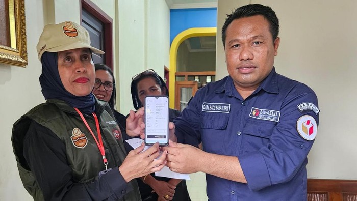 Komisioner Bawaslu Maluku, Daim Baco Rahawarin saat melakukan pengawasan melekat bersama partalih saat coklit.