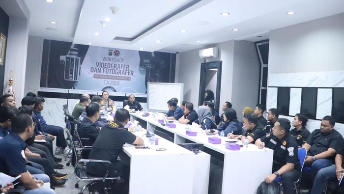 Bidang Humas Polda Metro Jaya menggelar pelatihan untuk meningkatkan kemampuan personel dalam fotografi dan videografi.