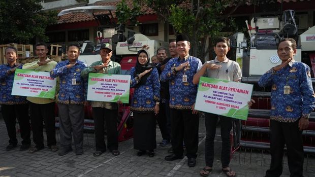 Bupati Demak, Eisti'anah, salurkaan bantuan alat pertanian kepada sejumlah kelompok tani, Rabu (17/7/2024).