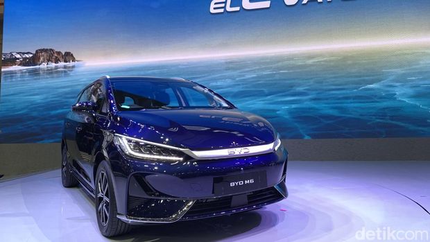 BYD M6 diluncurkan di GIIAS 2024. MPV listrik ini dijual dengan harga mulai Rp 379 juta.