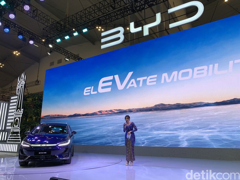 BYD M6 diluncurkan di GIIAS 2024. MPV listrik ini dijual dengan harga mulai Rp 379 juta.