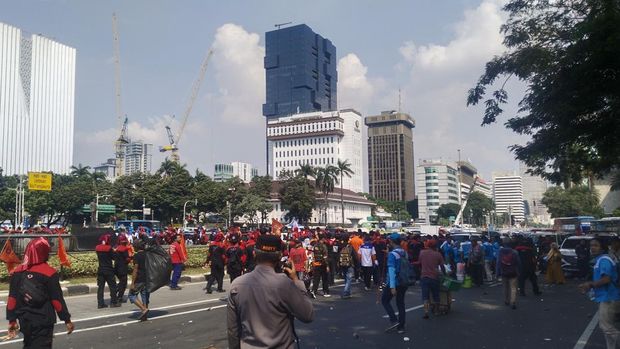 Demo buruh di Patung Kuda membubarkan diri