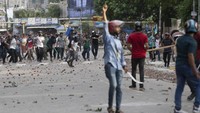 Kritikus mengatakan sistem ini menguntungkan anak-anak dari kelompok pro-pemerintah yang mendukung Perdana Menteri Sheikh Hasina. Sang PM telah memenangkan pemilu keempat berturut-turut pada bulan Januari setelah pemungutan suara tanpa adanya oposisi. AP Photo/Abdul Goni