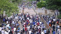 Polisi antihuru-hara pekan lalu berusaha membubarkan demonstrasi dengan gas air mata dan peluru karet, melukai sedikitnya 11 pelajar di kota Comilla di bagian timur. AP Photo/Mahmud Hossain Opu