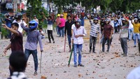 Bentrokan yang terjadi pada hari Senin adalah kekerasan terburuk sejak kampanye dimulai, dan para aktivis di Universitas Jahangirnagar mengatakan bahwa mereka diserang tanpa ampun oleh anggota sayap mahasiswa Liga Awami yang berkuasa. AP Photo/Mahmud Hossain Opu