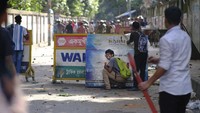 Di sisi lain, para pengunjuk rasa dari kampus universitas di seluruh negeri telah berjanji untuk melanjutkan demonstrasi lagi. Mereka akan menyerbu jalan-jalan Selasa malam ini. AP Photo/Mahmud Hossain Opu