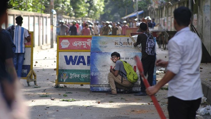 Lebih dari 400 warga Bangladesh terluka dalam protes yang sedang berlangsung soal kuota PNS. Bentrokan terjadi antara kelompok mahasiswa.