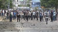 Massa mahasiswa melakukan aksi di depan Universitas Jahangir Nagar di Dhaka, Bangladesh, Senin (15/7/2024). Awalnya, para pengunjuk rasa melakukan aksi damai pada hari Senin di dua universitas di ibu kota Dhaka ketika mereka diserang oleh aktivis mahasiswa lain dari partai berkuasa. Aktivis pro rezim itu bersenjatakan tongkat, batu, parang dan bom molotov. AP Photo/Al-emrun Garjon