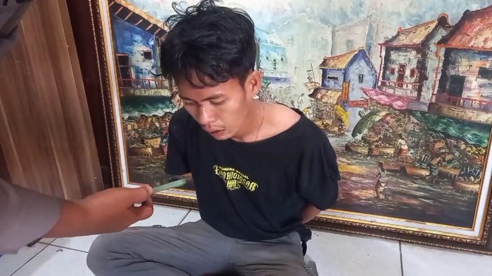 Deni Setiawan saat ke kantor polisi usai mencuri HP di Masjid Agung Palembang