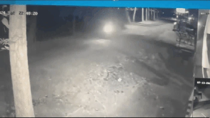 Detik-detik penampakan sosok pocong membonceng pemotor di Lendah, Kulon Progo.