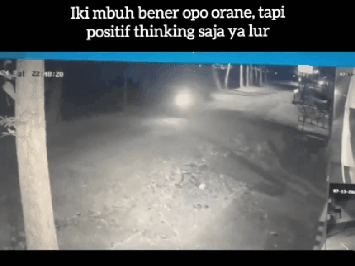 Detik-detik penampakan sosok pocong membonceng pemotor di Lendah, Kulon Progo.