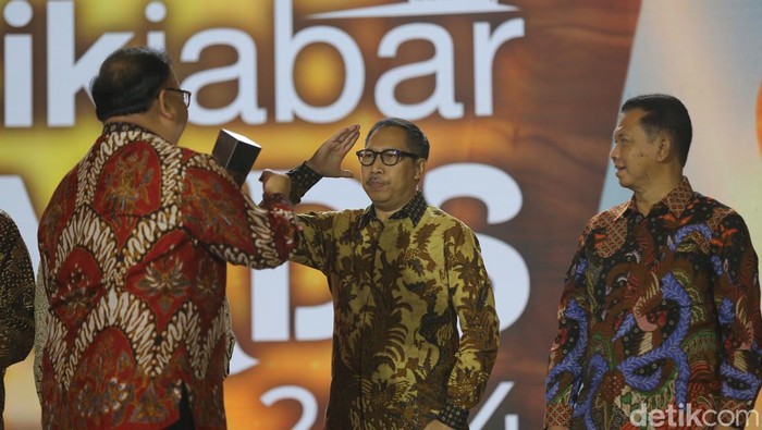 Direktur Transmedia Latif Harnoko saat memberikan piala detikJabar Awards kepada penerima Anugerah Program Ekonomi Terpuji