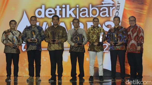 Direktur Transmedia Latif Harnoko saat memberikan piala detikJabar Awards kepada penerima Anugerah Program Ekonomi Terpuji