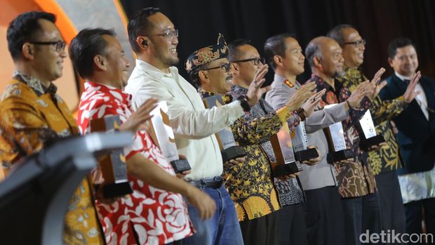 Direktur Utama ֱAbdul Aziz memberikan trofi penghargaan Anugerah Inovasi Pembangunan Terpuji detikJabar Awards 2024